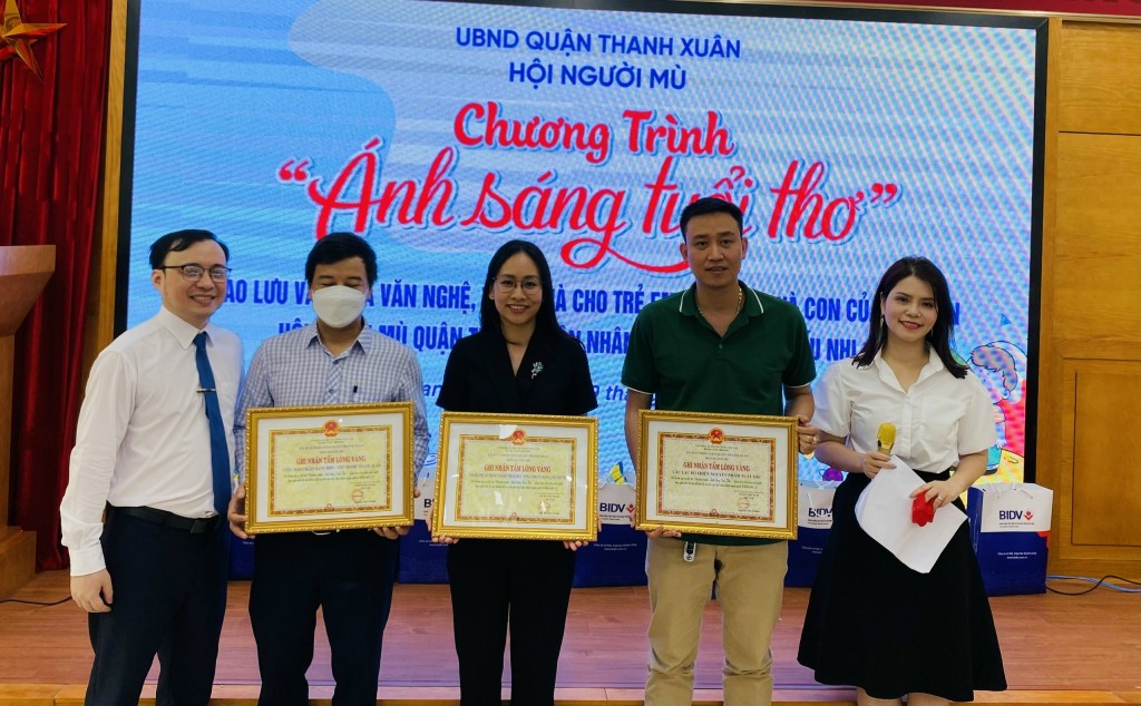 Anh Nguyễn Tiến Thành, Chủ tịch Hội Người mù quận Thanh Xuân trao giấy chứng nhận tới các nhà hảo tâm
