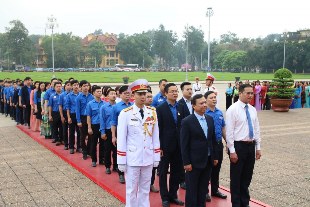 Đoàn Khối Doanh nghiệp Hà Nội báo công dâng Bác tại Quảng trường Ba Đình