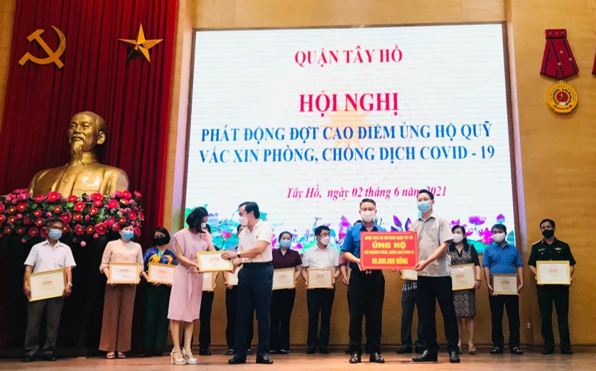 Đoàn Thanh niên quận Tây Hồ ủng hộ quỹ 