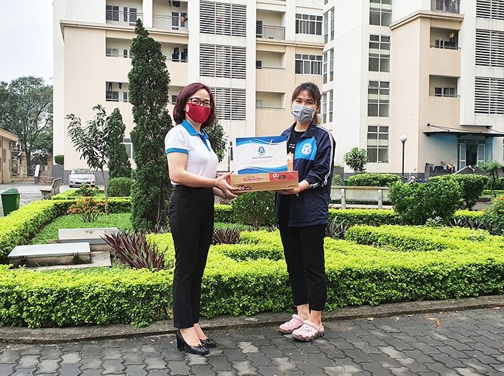 PGS.TS Nguyễn Thị Nhung, Hiệu trưởng Nhà trường đến tận nơi trao quà cho sinh viên trong đợt dịch trước