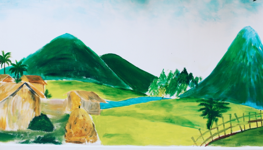 Bức tranh tường giàu màu sắc ở Đan Phượng