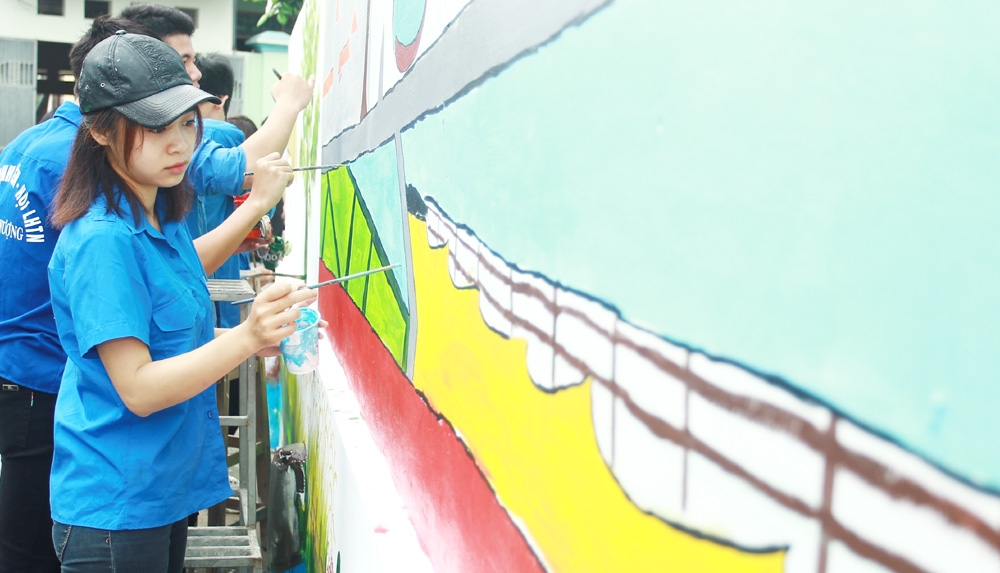 Đoàn viên, thanh niên vẽ tranh tường