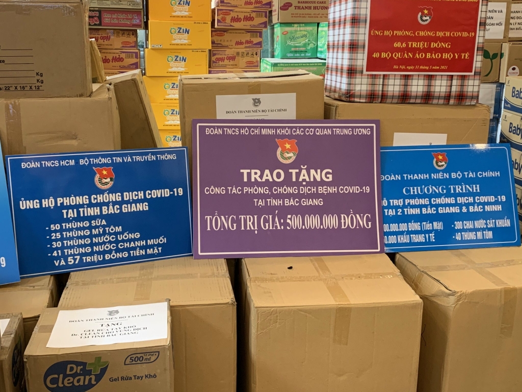 Những món quà các đơn vị trao tặng bà con vùng dịch