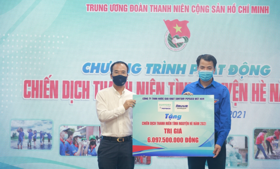 Anh Ngô Văn Cương, Bí thư Trung ương Đoàn tiếp nhận hỗ trợ chiến dịch từ 
