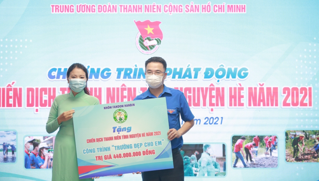 Anh Nguyễn Tường Lâm, Bí thư Trung ương Đoàn tiếp nhận hỗ trợ từ đơn vị đồng hành