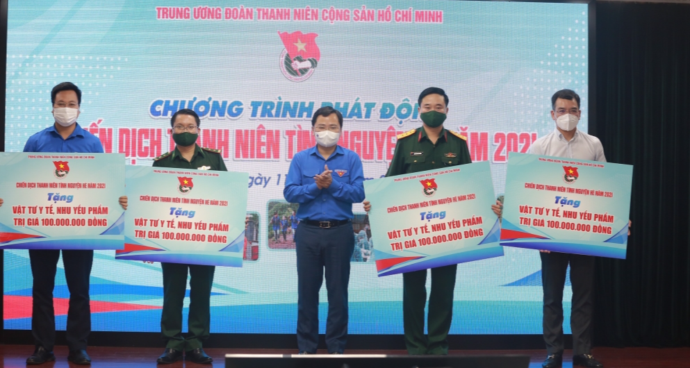Anh Nguyễn Anh Tuấn, Ủy viên BCH Trung ương Đảng, Bí thư Thứ nhất Trung ương Đoàn, Chủ tịch Hội LHTN Việt Nam trao hỗ trợ công trình thanh niên tới các Tỉnh, Thành đoàn, đơn vị trực thuộc