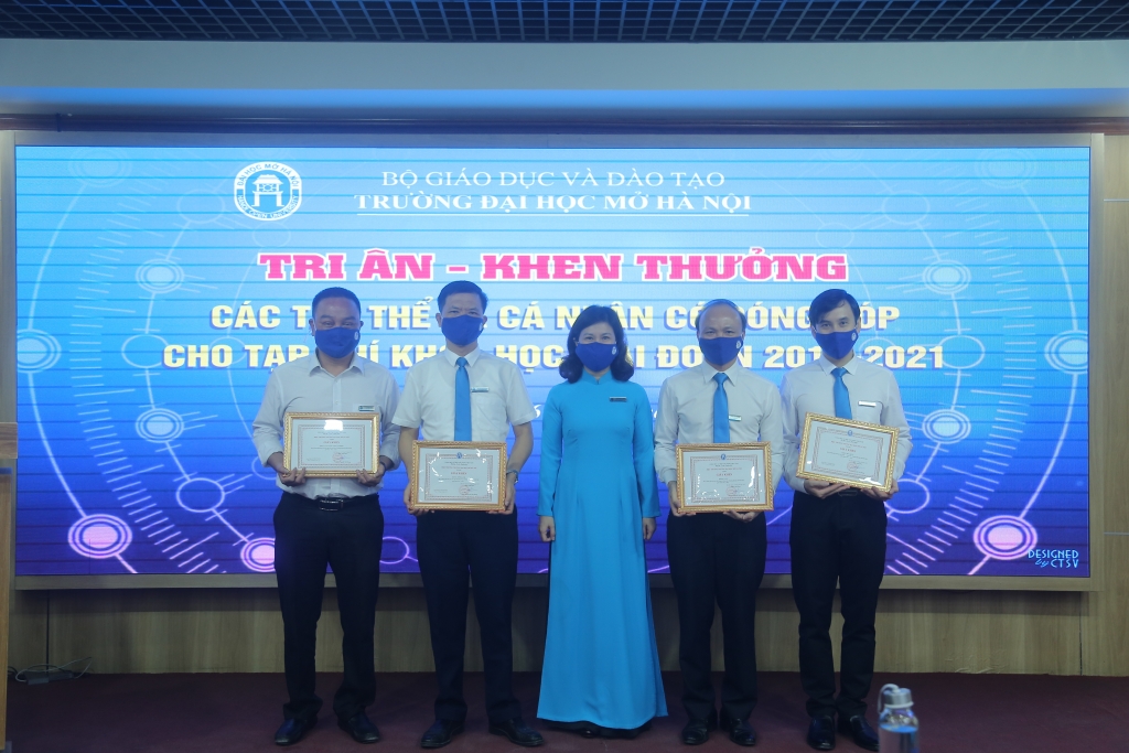 PGS.TS Nguyễn Mai Hương, Chủ tịch Hội đồng trường Đại học Mơ Hà Nội trao khen thưởng tới các nhà khoa học có nhiều đóng góp cho tạp chí