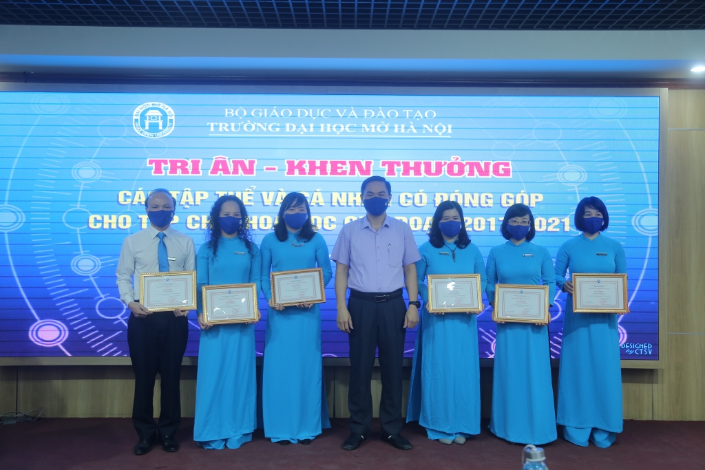 TS Dương Thăng Long, Phó Hiệu trưởng trường Đại học Mở Hà Nội trao khen thưởng tới các cá nhân có đóng góp tích cực cho tạp chí
