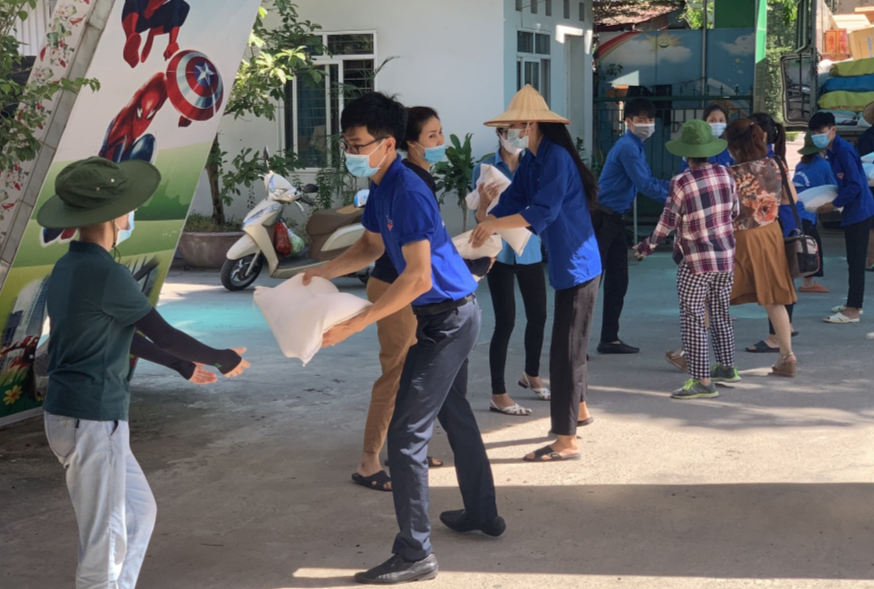 Đoàn viên, thanh niên chuyển vật phẩm hỗ trợ Bắc Giang