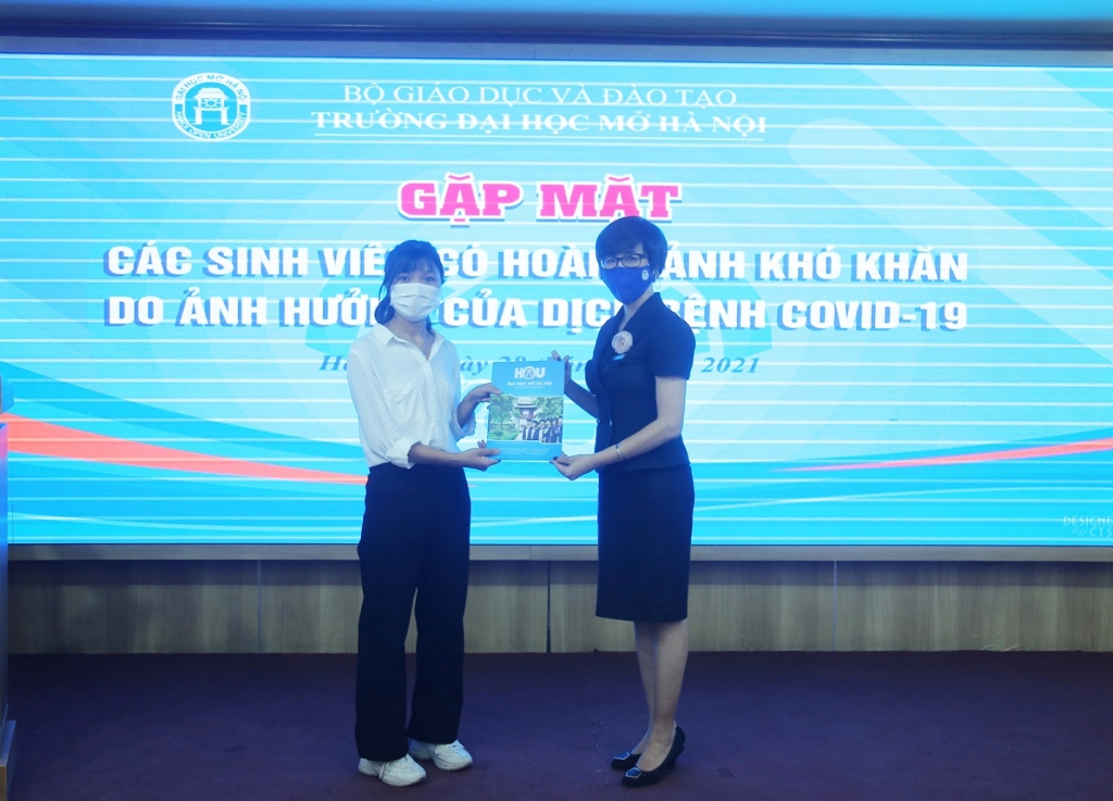 Nguyễn Thị Thành nhận quà hỗ trợ của Trường từ Phó Hiệu trưởng Nguyễn Minh Phương