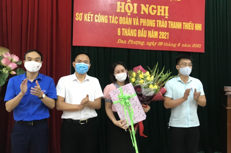 ặng hoa chúc mừng đồng chí Nguyễn Thị Thanh Phúc - nguyên Phó bí thư Huyện