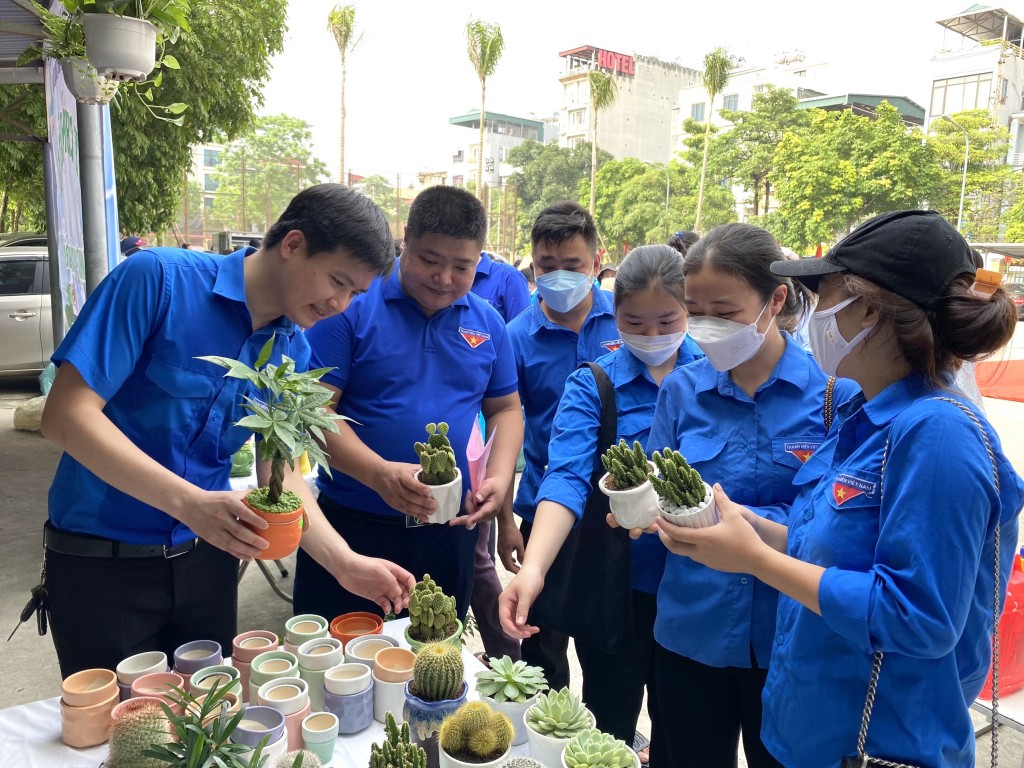 Các bạn đoàn viên, thanh niên đổi phế liệu lấy cây xanh