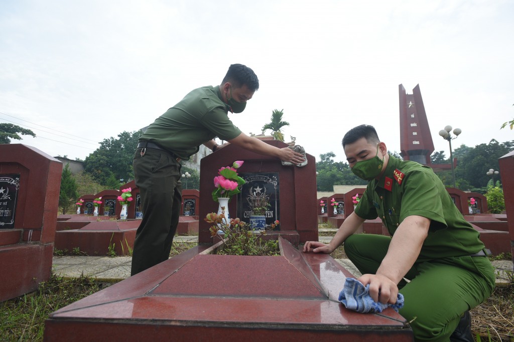 Các chiến sĩ trẻ làm đẹp nghĩa trang