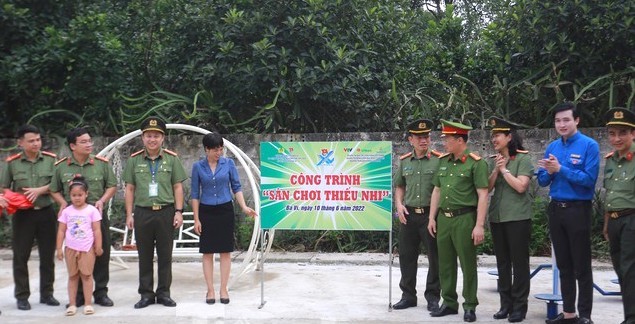 Trao tặng sân chơi thiếu nhi