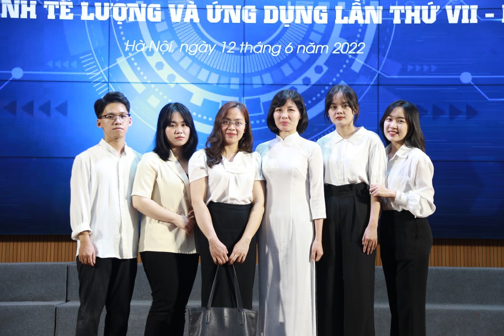 Giảng viên và sinh viên nghiên cứu khoa học tham gia hội thi