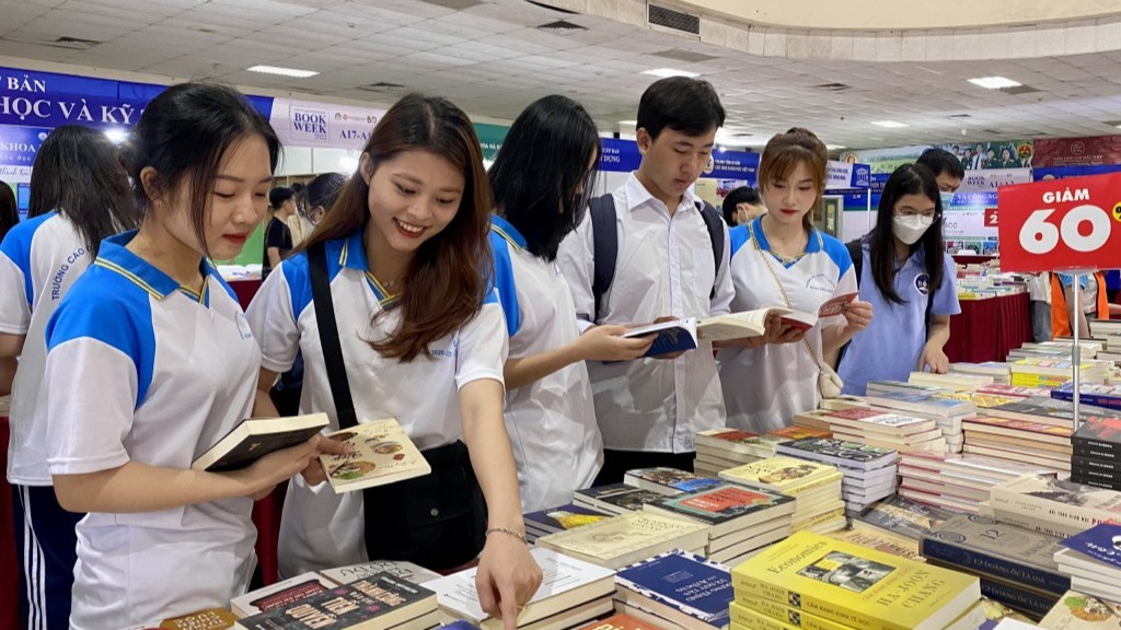 Các bạn trẻ tham gia ngày hội sách