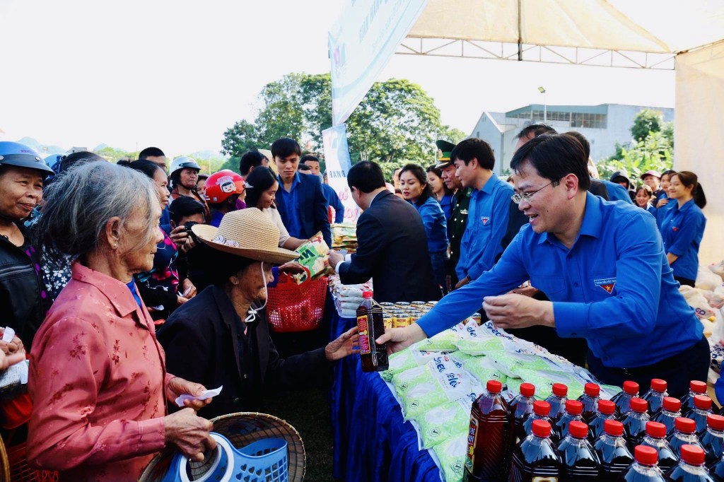 Lãnh đạo Trung ương Đoàn TNCS Hồ Chí Minh trao quà tới thanh thiếu nhi, người dân khó khăn