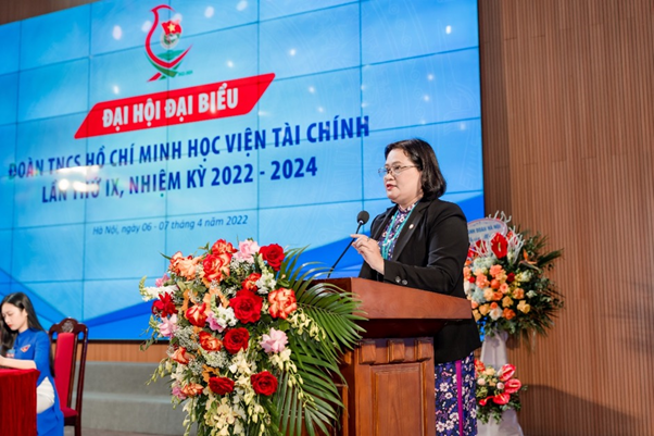 NGƯT. PGS. TS. Trương Thị Thuỷ, Phó Bí thư Đảng uỷ, Phó Giám đốc Học viện Tài chính phát biểu tại Đại hội Đoàn Thanh niên của tuổi trẻ nhà trường