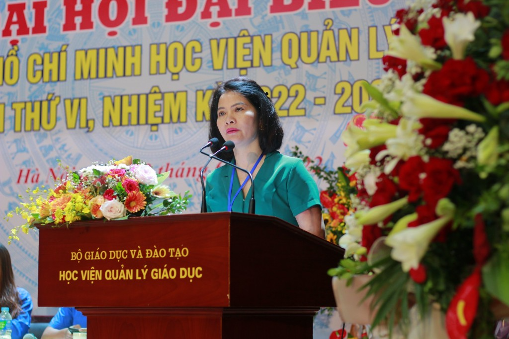 PGS.TS. Nguyễn Thị Thu Hằng, Bí thư Đảng ủy, Chủ tịch Hội đồng Học viện Quản lý giáo dục phát biểu tại Đại hội Đoàn của tuổi trẻ nhà trường