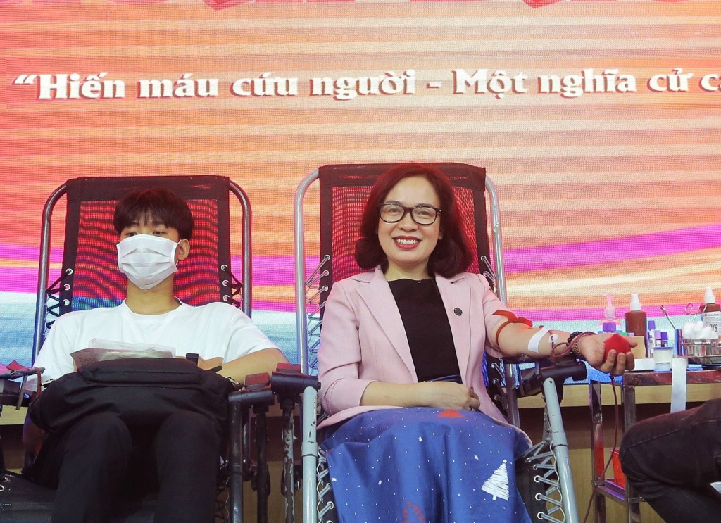 PGS.TS Nguyễn Thị Nhung, Hiệu trưởng trường Đại học Mở Hà Nội cùng sinh viên lan tỏa yêu thương tới cộng đồng