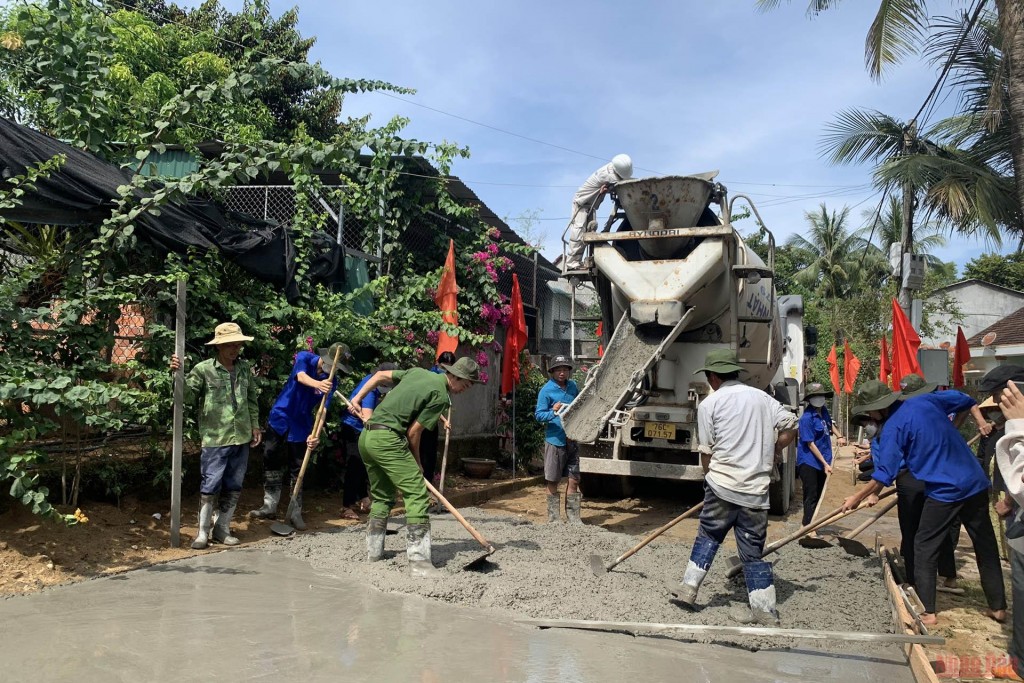 Hội viên, thanh niên làm đường bê tông