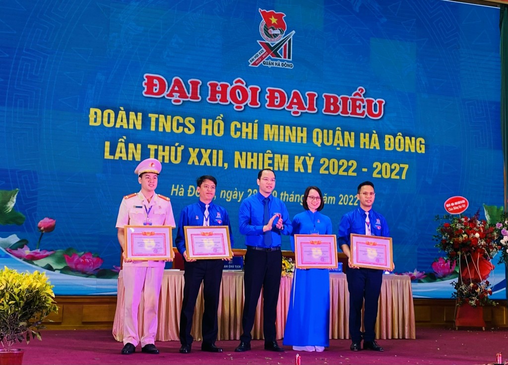 Phó Bí thư Thành đoàn Hà Nội Nguyễn Tiến Hưng trao bằng khen tới các tập thể xuất sắc