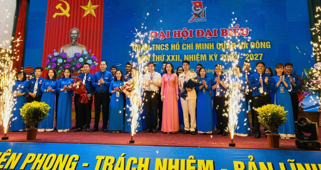 Các đồng chí lãnh đạo Thành đoàn, quận Hà Đông tặng hoa Ban Chấp hành mới ra mắt đại hội