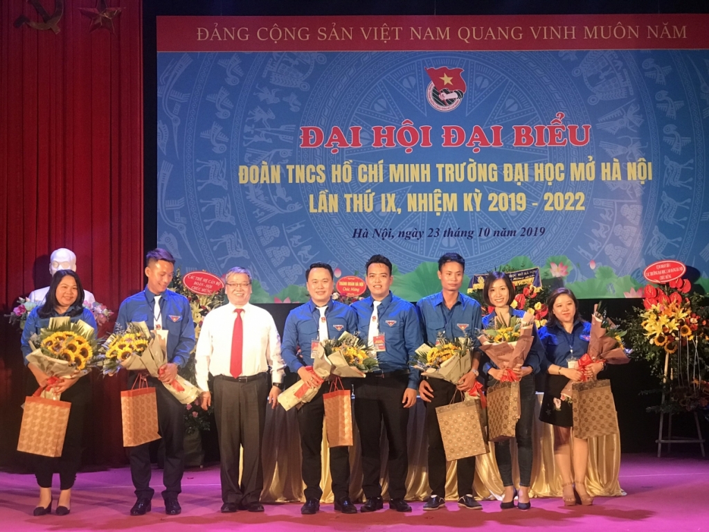 0948 dong chi le manh hung la bi thu doan truong dai hoc mo ha noi 40 9603