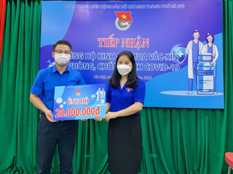 Bí thư Thành đoàn Hà Nội Chu Hồng Minh tiếp nhận số tiền ủng hộ Quỹ Vắc xin từ Bí thư Quận đoàn Tây Hồ Bùi Thế Cường