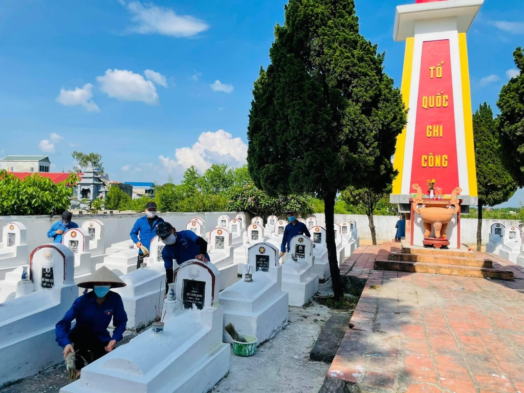 Đoàn viên, thanh niên xã Tốt Động làm đẹp nghĩa trang liệt sĩ Đoàn viên, thanh niên xã Tốt Động làm đẹp nghĩa trang liệt sĩ