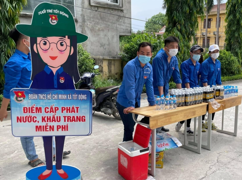 Đoàn Thanh niên phát khẩu trang, nước uống tiếp sức mùa thi Đoàn Thanh niên phát khẩu trang, nước uống tiếp sức mùa thi