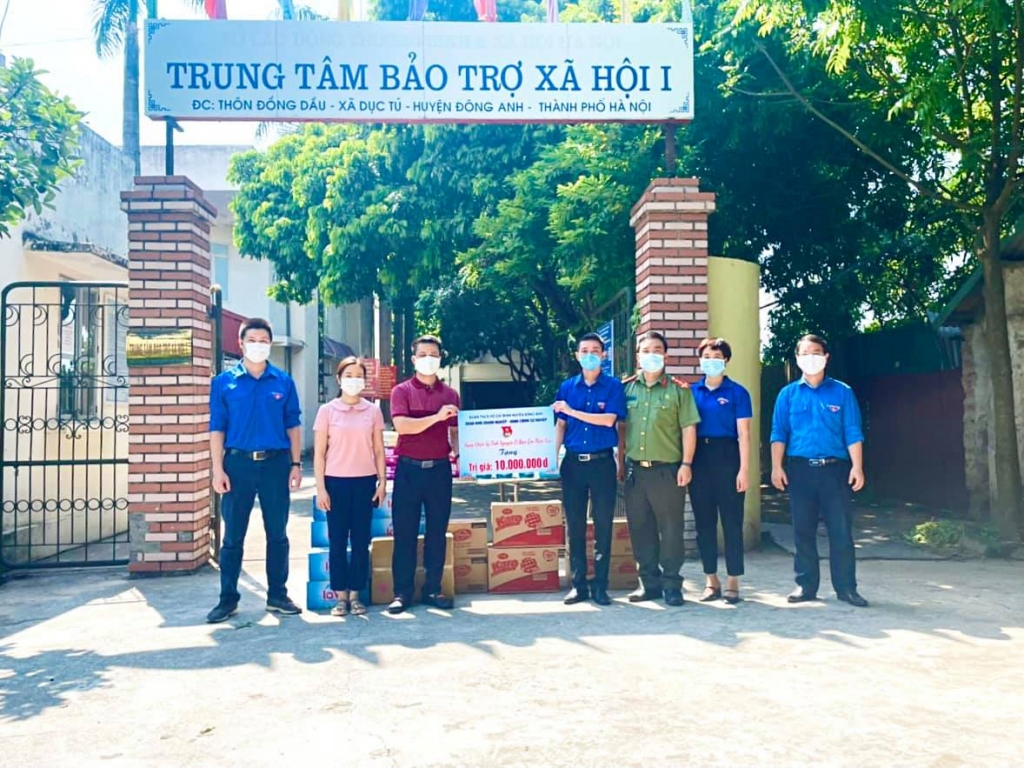 Bí thư Huyện đoàn Đông Anh Thịnh Vinh trao quà tới Trung tâm Bảo trợ xã hội I