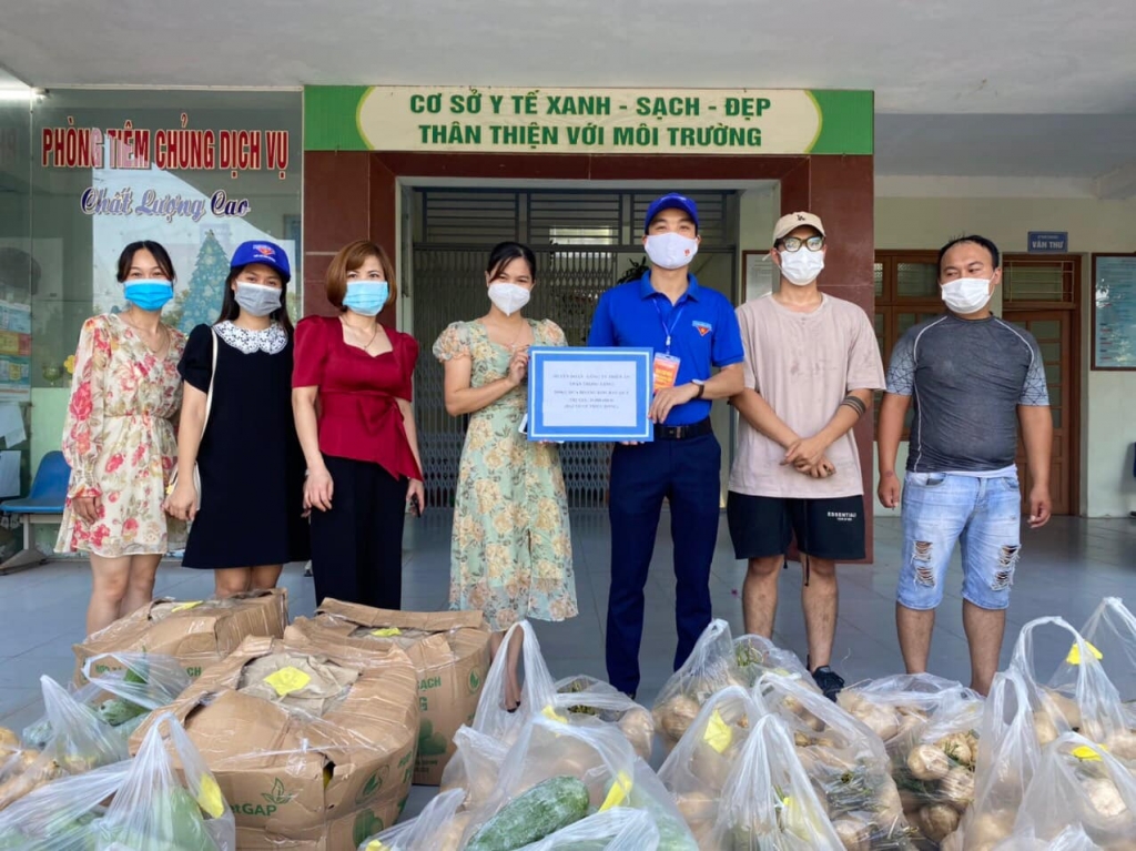 Bí thư Huyện đoàn Đan Phượng Bùi Thái Sơn cùng các thành viên đoàn công tác trao quà tới trung tâm y tế