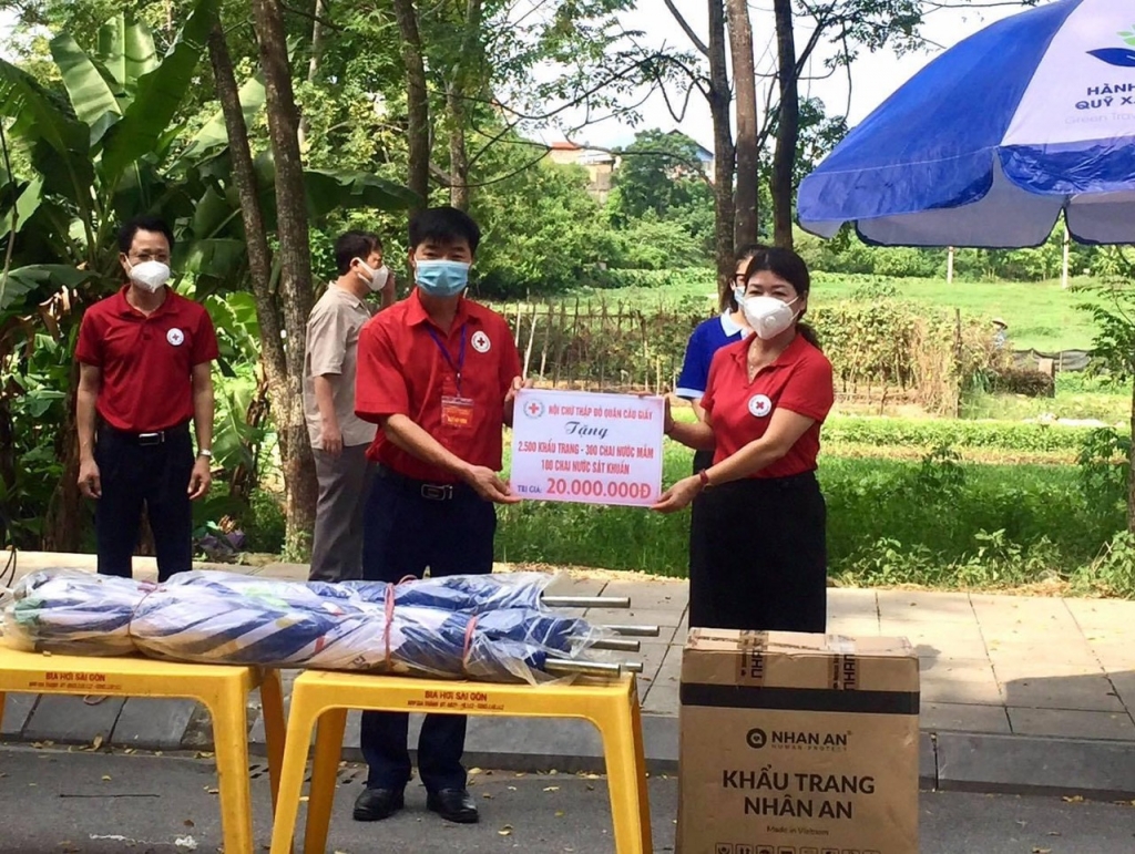 Hội Chữ thập đỏ quận Cầu Giấy hỗ trợ hàng hoá, nhu yếu phẩm