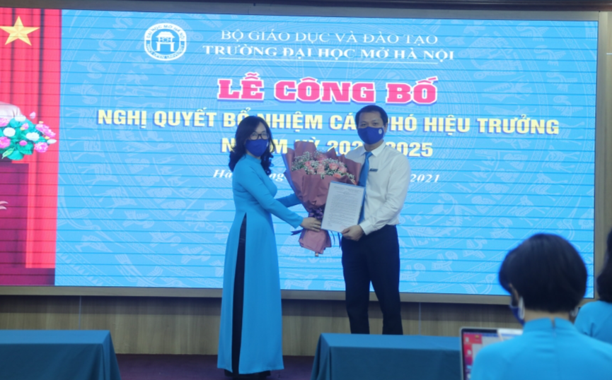 PGS.TS Nguyễn Thị Nhung, Hiệu trưởng nhà trường trao quyết định