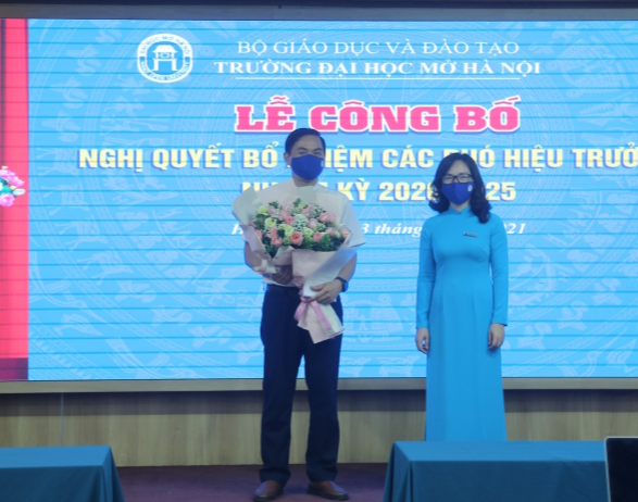 PGS.TS Nguyễn Thị Nhung, Hiệu trưởng nhà trường trao quyết định tới TS Dương Thăng Long