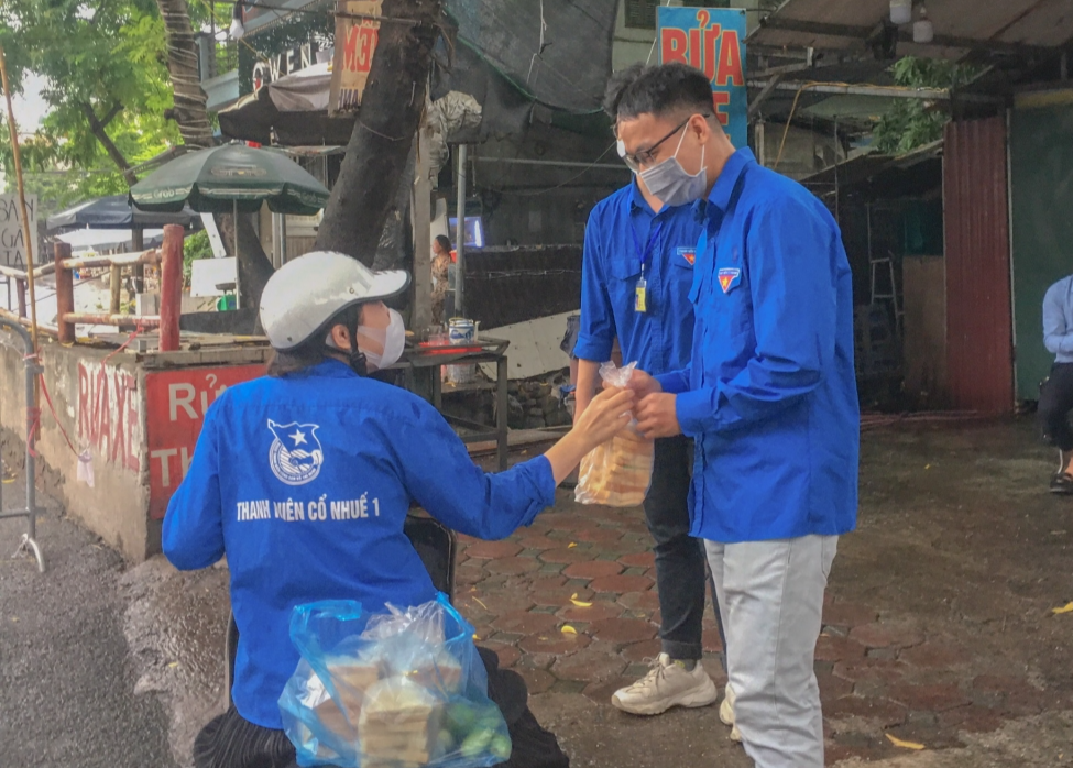 Trao suất ăn đến lực lượng thanh niên xung kích