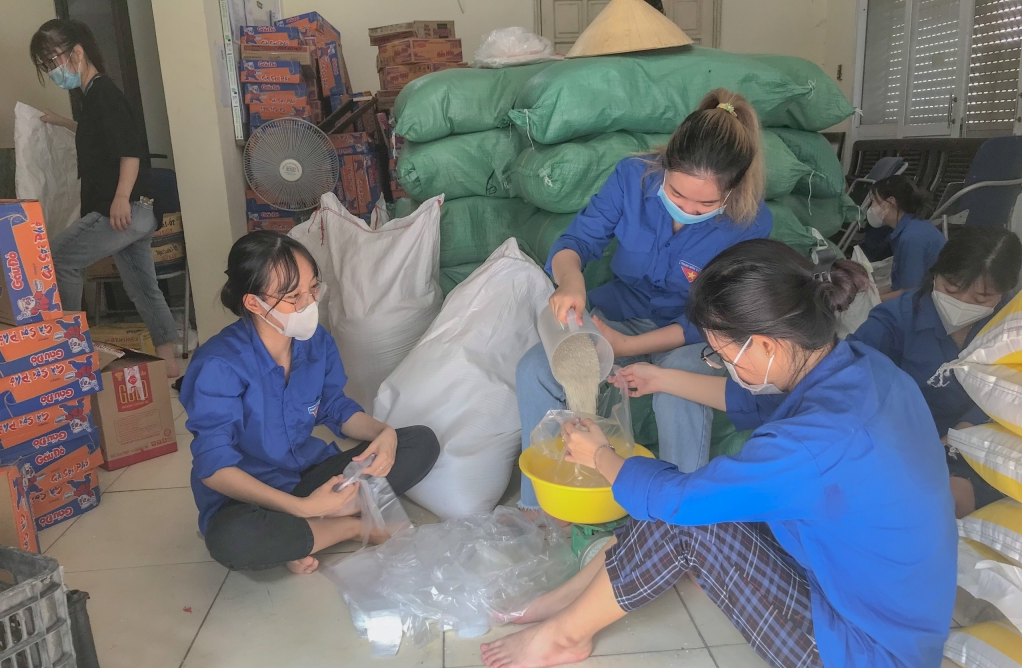 Cùng đóng những phần quà gửi tới người dân Cùng đóng những phần quà gửi tới người dân