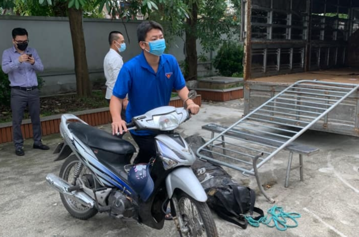 Tình nguyện viên chuyển phương tiện từ xe tải xuống