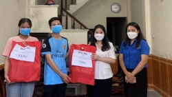 Bí thư Thành đoàn Hà Nội tặng quà sinh viên khó khăn “mắc kẹt” tại các khu trọ