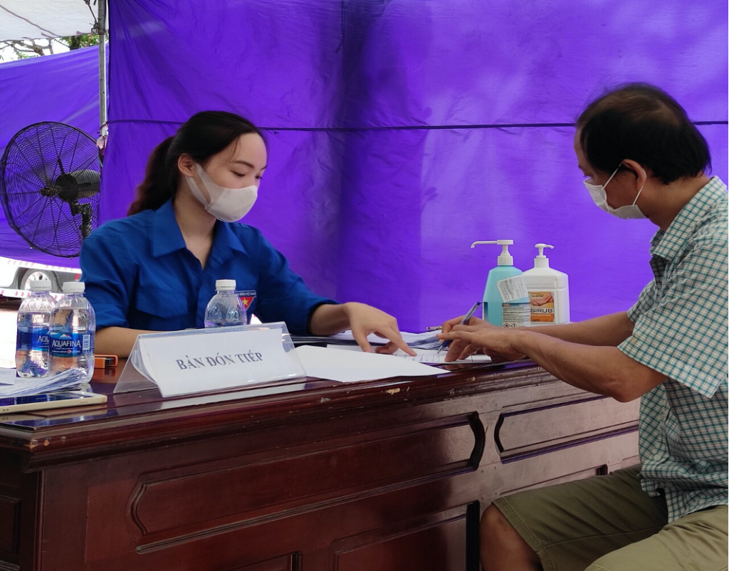 Thanh niên xã Xuân Sơn hướng dẫn người dân khai báo y tế