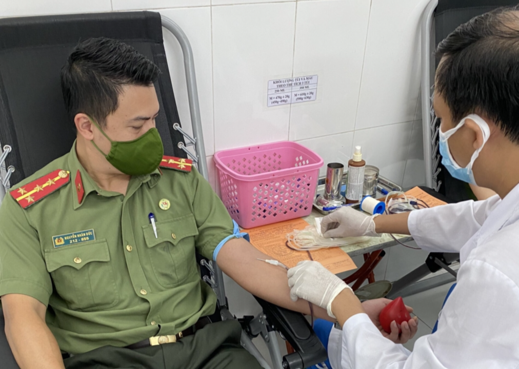 Đại uý Nguyễn Nhân Đức hiến máu cứu giúp đồng đội