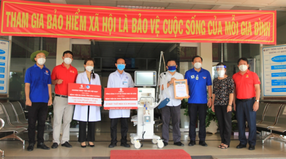 Đại diện Ban tổ chức “Tiếp sức Việt Nam” trao dụng cụ y tế tới tuyến đầu chống dịch