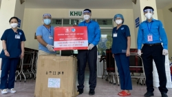 "Tiếp sức Việt Nam” tặng thiết bị y tế, nhu yếu phẩm tới tuyến đầu và người dân chống dịch