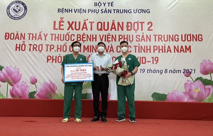 Đại diện lãnh đạo Tổng Liên đoàn Lao động Việt Nam trao quà động viên đoàn công tác