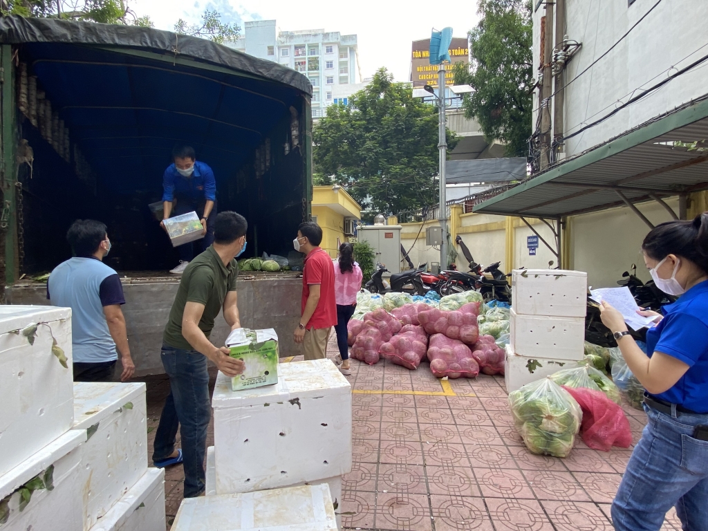 Đoàn viên, thanh niên Khối cac cơ quan thành phố Hà Nội vận chuyển nông sản tặng người dân