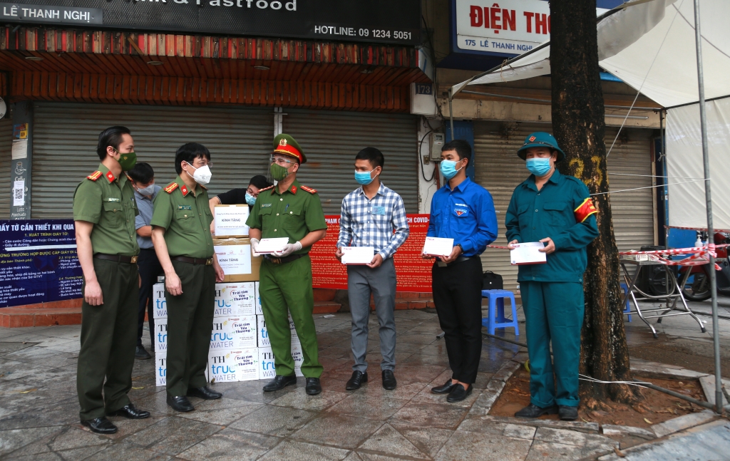 Đoàn công tác trao quà tới cán bộ chiến sĩ tại chốt kiểm soát khu vực Lê Thanh Nghị