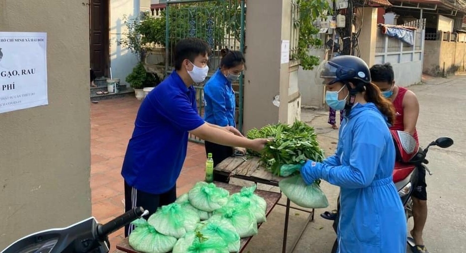 Thanh niên Đông Anh phát gạo, rau miễn phí tới người dân