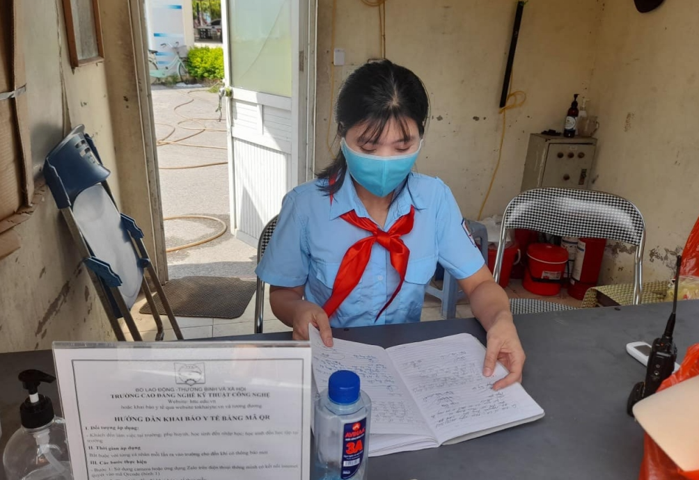 Áo xanh mang khăn quàng đỏ tình nguyện chống dịch