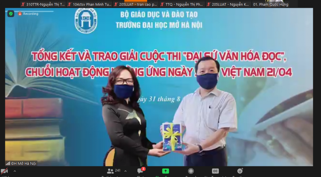 PGS.TS Nguyễn Thị Nhung – Hiệu trưởng Trường ĐH Mở Hà Nội đã thay mặt Nhà trường đón nhận cuốn sách
